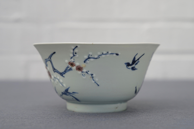 Un bol en porcelaine de Chine bleu, blanc et rouge sur fond c&eacute;ladon, Kangxi